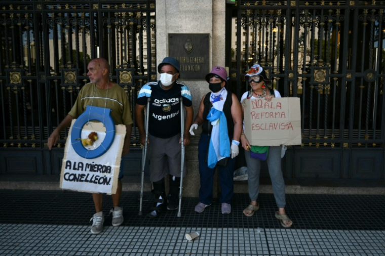 Des manifestants protestent contre la loi réformant la législation du travail, le 27 février 2026 devant le Congrès à Buenos Aires ( AFP / Luis ROBAYO )