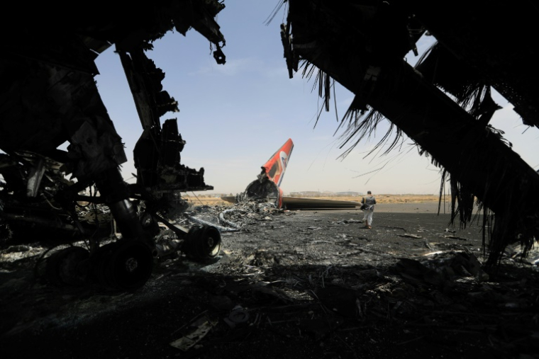 Un avion détruit à l'aéroport international de Sanaa au lendemain de frappes israéliennes, le 7 mai 2025 ( AFP / Mohammed HUWAIS )