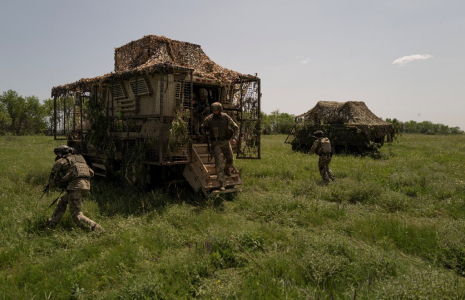 Des militaires ukrainiens à l'entraînement en Ukraine, le 6 juin 2025. ( AFP / FLORENT VERGNES )