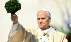 Le pape Léon XIV bénit la foule lors de la messe de Pâques, sur la place Saint-Pierre au Vatican, le 5 avril 2026. ( AFP / Alberto PIZZOLI )
