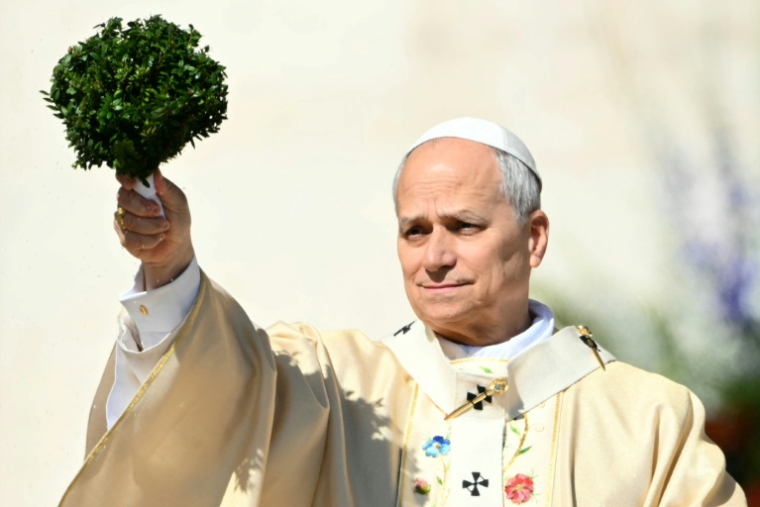 Le pape Léon XIV bénit la foule lors de la messe de Pâques, sur la place Saint-Pierre au Vatican, le 5 avril 2026. ( AFP / Alberto PIZZOLI )