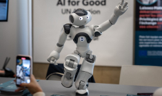 Le robot Nao d'Aldebaran. ( AFP / FABRICE COFFRINI )