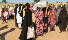 Des Soudanais qui ont quitté la ville d'El-Facher, au Darfour, après sa prise par les paramilitaires des Forces de soutien rapides (FSR) arrivent à Tawila le 28 octobre 2025. ( AFP / - )