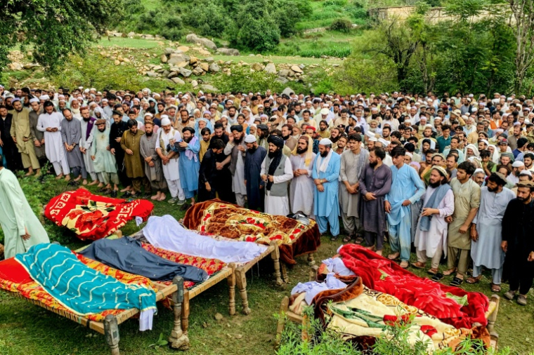 Personnes endeuillées et locaux récitent des prières funéraires pour les victimes décédées lors des crues soudaines dues aux pluies de mousson à Salarzai, dans le district de Bajaur au Pakistan, le 15 août 2025 ( AFP / - )