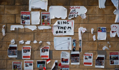 Images d'otages affichées sur un mur à Tel Aviv