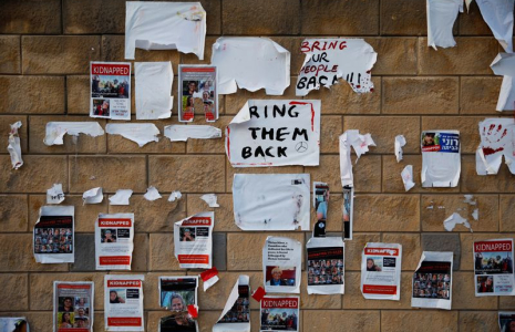 Images d'otages affichées sur un mur à Tel Aviv