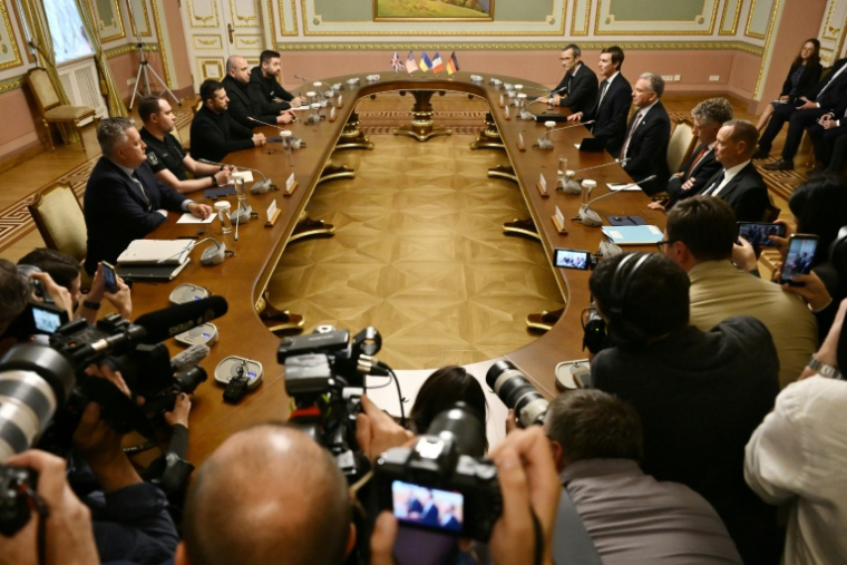 Le président ukrainien Volodymyr Zelensky (3e g) participe à une réunion avec l'envoyé spécial américain Steve Witkoff (3e d), le gendre du président américain Donald Trump, Jared Kushner (4e d), et des représentants du Royaume-Uni, de la France et de l'Allemagne, le 6 septembre 2026 à Kiev, en Ukraine ( AFP / Genya Savilov )