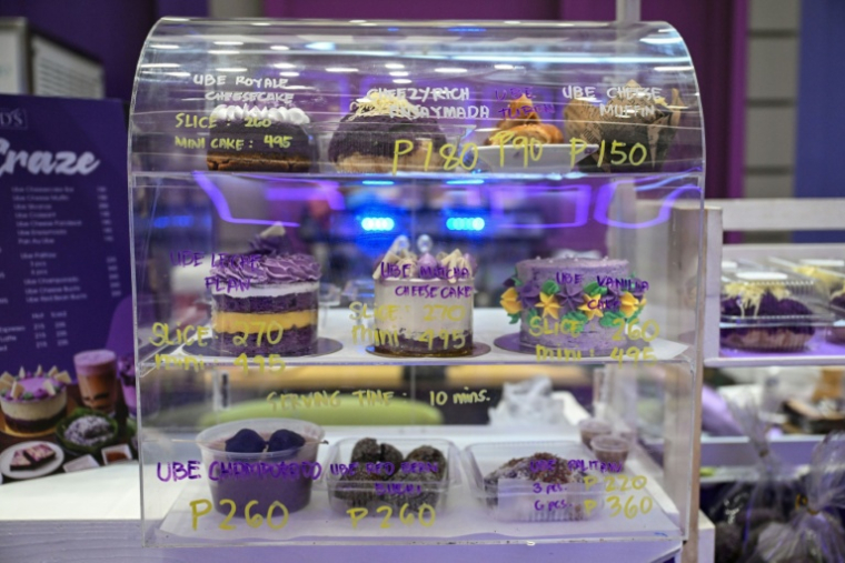 Des pâtisseries à l'ube exposées dans un centre commercial de Quezon City, dans la région métropolitaine de Manille, le 23 septembre 2026 aux Philippines ( AFP / Jam STA ROSA )