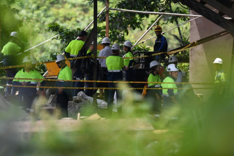 Des membres d'une équipe de secours dans la mine d'or où 23 mineurs sont restés coincés, le 24 septembre 2025 à Segovia (département d'Antioquia), au nord-ouest de la Colombie ( AFP / Jaime Saldarriaga )