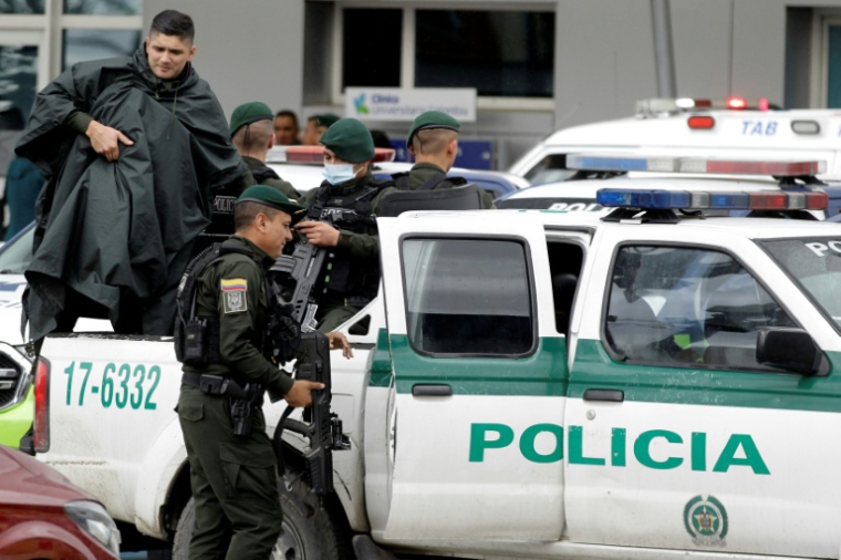 Des policiers escortent le jeune tueur à gages qui a tiré sur le candidat à la présidence colombienne Miguel Uribe, quittant la clinique universitaire de Colombie à Bogota, le 10 juin 2025 ( AFP / Andrea ARIZA )