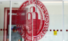 Le logo de la banque Monte dei Paschi di Siena est visible à l'entrée d'une banque à Rome