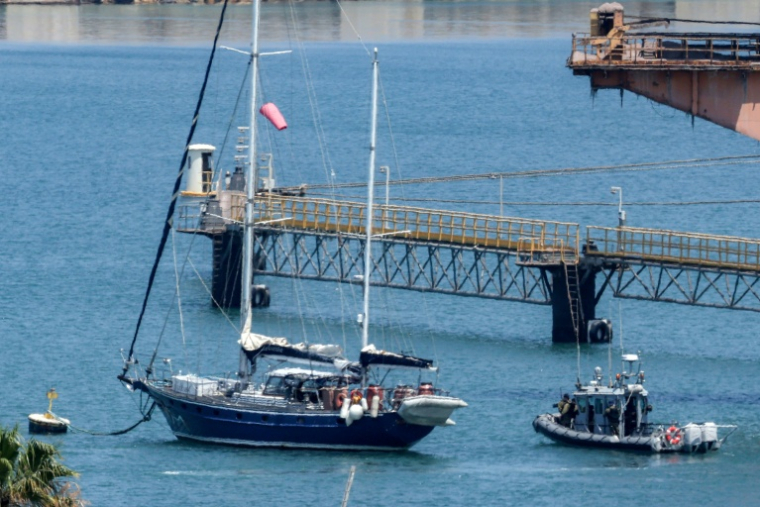Le Madleen au mouillage dans le port israélien d'Ashdod, sous surveillance de la marine israélienne, le 10 juin 2025 ( AFP / Jack GUEZ )
