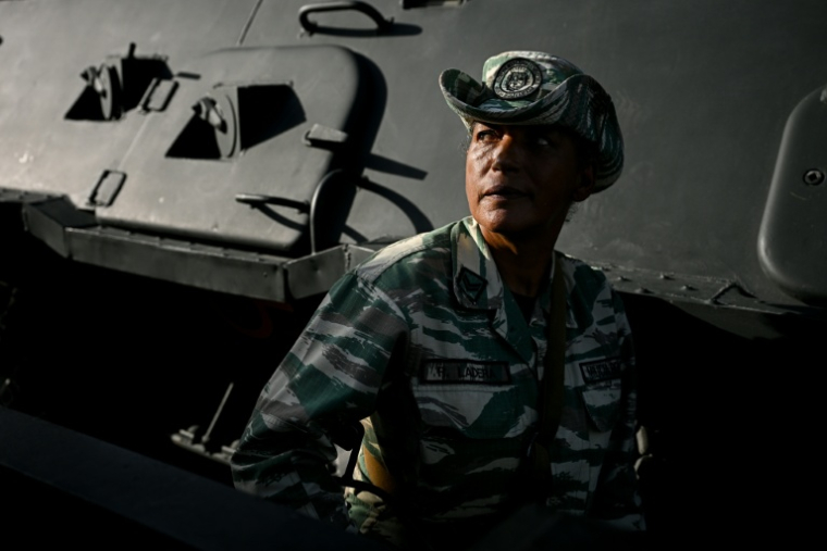 Un milicien vénézuélien lors d'une mobilisation militaire à Caracas en soutien au président Nicolas Maduro, le 23 septembre 2025 ( AFP / Federico PARRA )