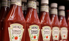 Des bouteilles de ketchup Heinz