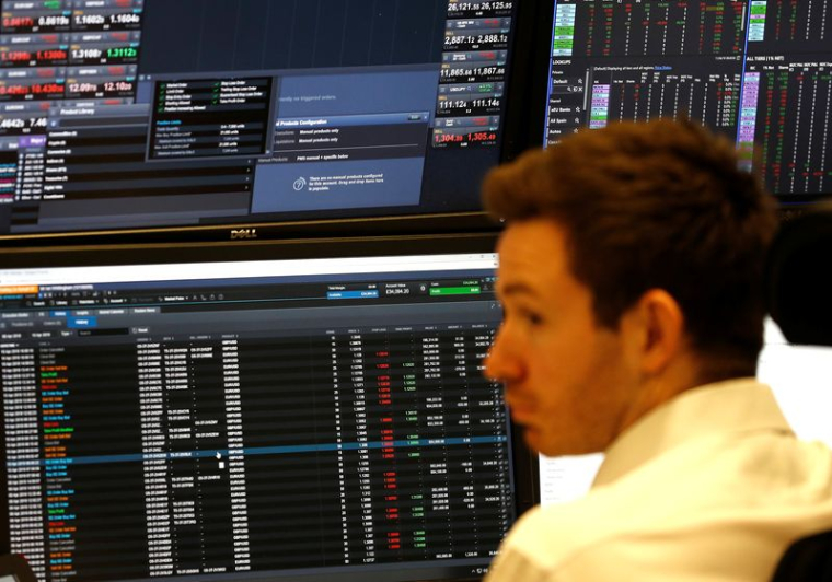 Un trader travaille pour CMC Markets, à Londres