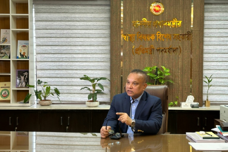 SM Ziauddin Hyder, le conseiller pour les affaires de santé du Premier ministre Tarique Rahman, lors d'une interview avec l'AFP à Dacca, le 3 septembre 2026 au Bangladesh ( AFP / Sukanta KUMAR )