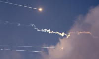 La défense anti-aérienne israélienne intercepte des missiles balistiques iraniens au-dessus de la ville israélienne de  Netanya le 14 juin 2025 ( AFP / JACK GUEZ )