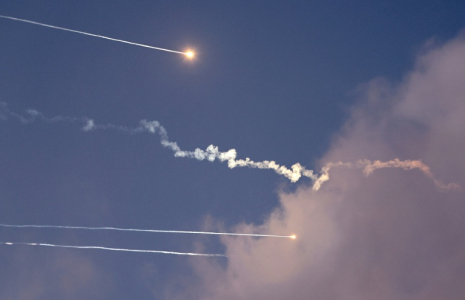 La défense anti-aérienne israélienne intercepte des missiles balistiques iraniens au-dessus de la ville israélienne de  Netanya le 14 juin 2025 ( AFP / JACK GUEZ )