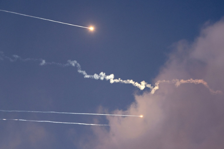 La défense anti-aérienne israélienne intercepte des missiles balistiques iraniens au-dessus de la ville israélienne de Netanya le 14 juin 2025 ( AFP / JACK GUEZ )