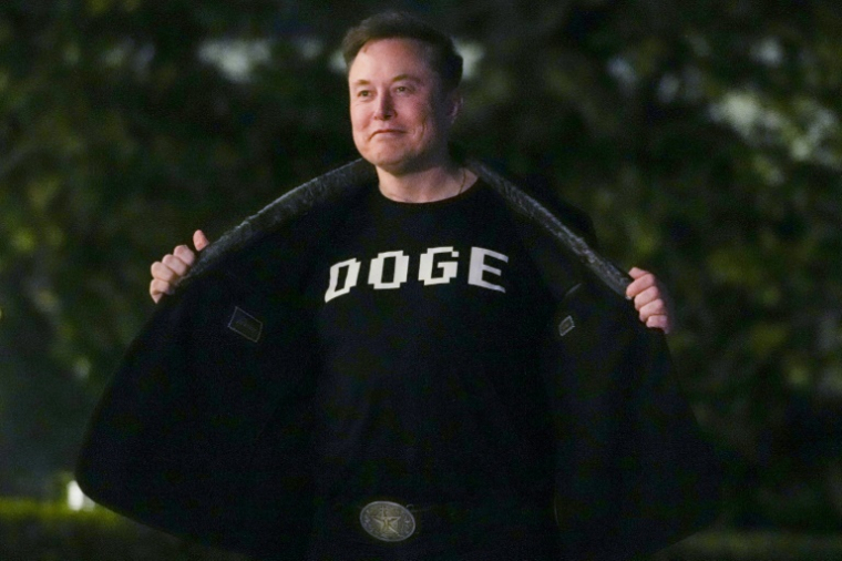 Elon Musk porte un t-shirt "DOGE" à la Maison Blanche, le 9 mars 2025 à Washington ( AFP / Oliver Contreras )