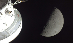 Photo diffusée par la Nasa le 7 avril 2026 montrant le vaisseau spatial Orion (g) et la Lune, le 6 avril 2026 ( NASA / Handout )