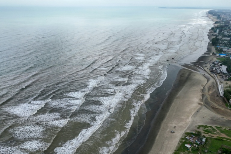 Vue aérienne de la plage de Cox's Bazar, longue de 120 km, dans le sud-est du Bangladesh, le 23 juin 2026  ( AFP / Munir UZ ZAMAN )