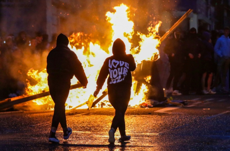 Des manifestants à Ballymena, en Irlande du Nord, le 10 juin 2025 ( AFP / PAUL FAITH )