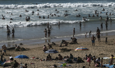 Des vacanciers sur une plage à Lacanau, lel 8 août 2024 en Gironde ( AFP / Philippe LOPEZ )