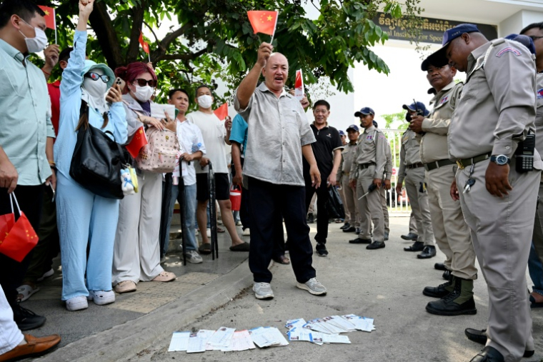 Des manifestants devant la Banque nationale du Cambodge (BNC) pour réclamer l'accès à leurs comptes bloqués sur une plateforme du groupe Huione, le 27 avril 2026 à Phnom Penh  ( AFP / TANG CHHIN Sothy )