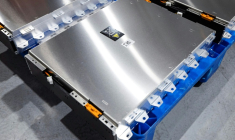 Un module de batterie électrique dans l'usine du fabricant AESC (Automotive Energy Supply Corporation), le 13 novembre 2025 à Lambres-lez-Douai ( AFP / Sameer Al-DOUMY )