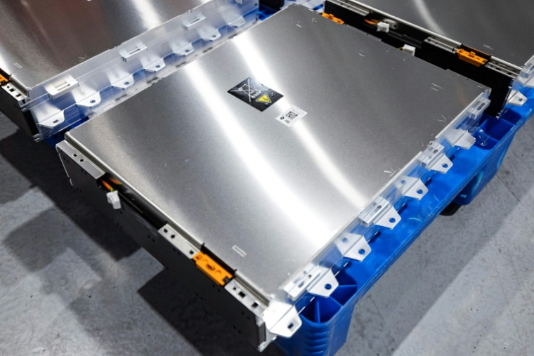 Un module de batterie électrique dans l'usine du fabricant AESC (Automotive Energy Supply Corporation), le 13 novembre 2025 à Lambres-lez-Douai ( AFP / Sameer Al-DOUMY )