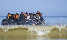 Des migrants sur le bateau d'un passeur à Neufchâtel-Hardelot, le 30 juin 2025. ( AFP / SAMEER AL-DOUMY )