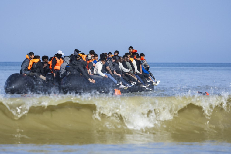 Des migrants sur le bateau d'un passeur à Neufchâtel-Hardelot, le 30 juin 2025. ( AFP / SAMEER AL-DOUMY )