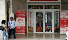 Des cubains devant un magasin à La Havane le 16 mars 2026 ( AFP / YAMIL LAGE )
