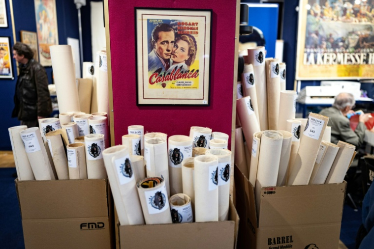 Des objets et des affiches de cinéma de la collection René Chateau exposés à Paris, le 7 avril 2026 avant leur vente aux enchères par la maison Millon, le 9 avril 2026 ( AFP / Ian LANGSDON )