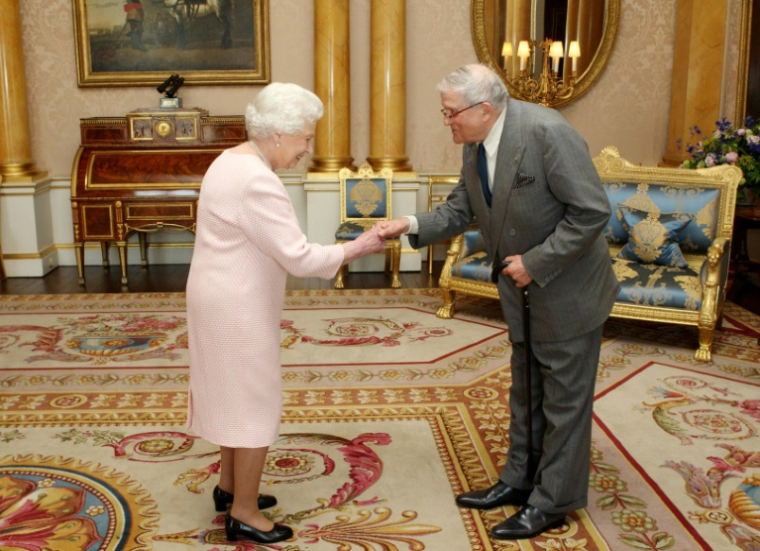 David Hockney et la reine Elizabeth II à Buckingham Palace le 22 mai 2012 ( AFP / Steve Parsons )