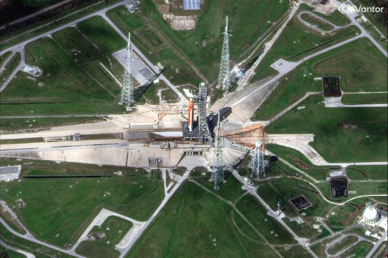 Image satellite montrant la fusée SLS de la mission Artémis sur son pas de tir au centre spatial Kennedy, en Floride, le 1er avril 2026 ( Satellite image ©2026 Vantor / Handout )