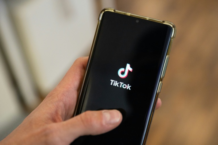 En quelques clics sur TikTok ou autre réseau social, on a accès à des boutiques en ligne de lames létales sans vérification d'âge, pour quelques dizaines d'euros ( AFP / Antonin UTZ )