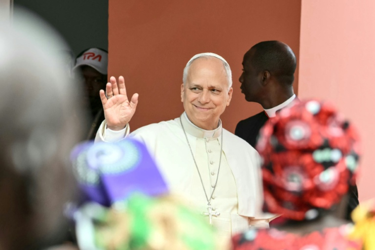 Le pape Léon XIV salue la foule à son arrivée à la maison des Petites Sœurs des Pauvres accueillant des personnes âgées défavorisées, le 20 avril 2026 à Saurimo, en Angola ( AFP / Alberto PIZZOLI )