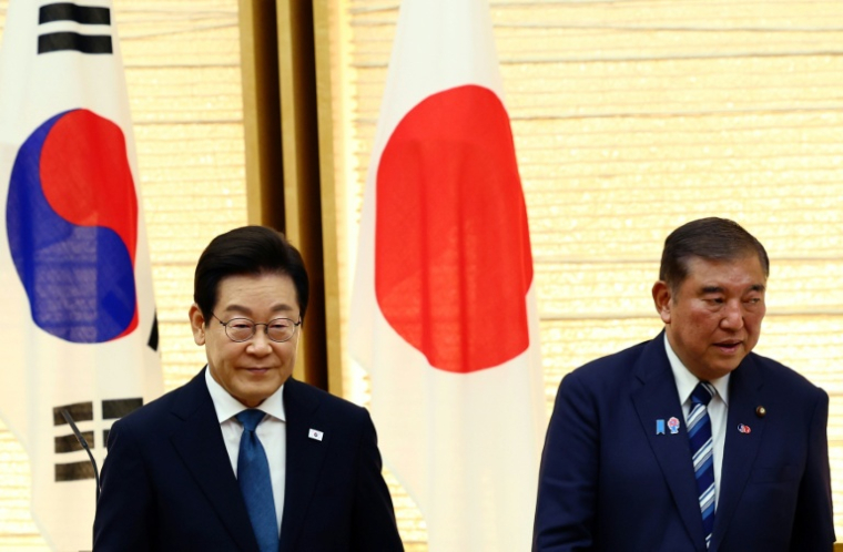 Le président sud-coréen Lee Jae Myung (gauche) reçu par le Premier ministre japonais Shigeru Ishiba à Tokyo le 23 août 2025 ( POOL / KIM KYUNG-HOON )