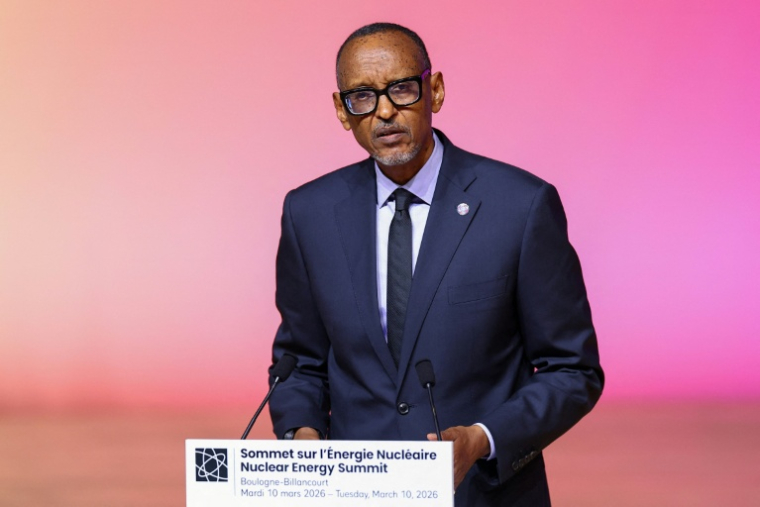 Le président rwandais Paul Kagame prononce un discours lors du Sommet sur l'énergie nucléaire à la Seine Musicale, à Boulogne-Billancourt, en banlieue parisienne, le 10 mars 2026 ( POOL / Abdul Saboor )