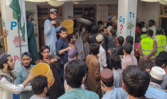Des secouristes et des habitants mènent une opération de recherche après l’effondrement du toit d’une école à Peshawar, le 15 octobre 2026 ( AFP / Abdul MAJEED )