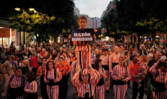 Des manifestants participent à une marche de protestation pour marquer le premier anniversaire des inondations meurtrières et exiger que les responsables rendent des comptes à Valence, le 25 octobre 2025 ( AFP / Manaure Quintero )