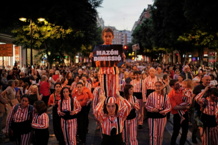 Des manifestants participent à une marche de protestation pour marquer le premier anniversaire des inondations meurtrières et exiger que les responsables rendent des comptes à Valence, le 25 octobre 2025 ( AFP / Manaure Quintero )
