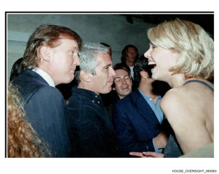 Image non-datée publiée le 12 décembre 2025 par des élus démocrates à la Chambre américaine des représentants montrant Donald Trump (à gauche) aux côtés de Jeffrey Epstein (au centre) ( House Oversight Democrats / HANDOUT )