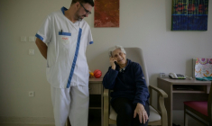 Une résidente d'un Ehpad, atteinte de la maladie d'Alzheimer, converse au téléphone avec une IA baptisée Livana, le 17 septembre 2026 à Septfonds, dans le Tarn-et-Garonne ( AFP / Ed JONES )