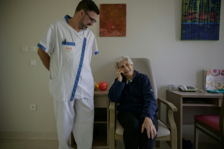 Une résidente d'un Ehpad, atteinte de la maladie d'Alzheimer, converse au téléphone avec une IA baptisée Livana, le 17 septembre 2026 à Septfonds, dans le Tarn-et-Garonne ( AFP / Ed JONES )