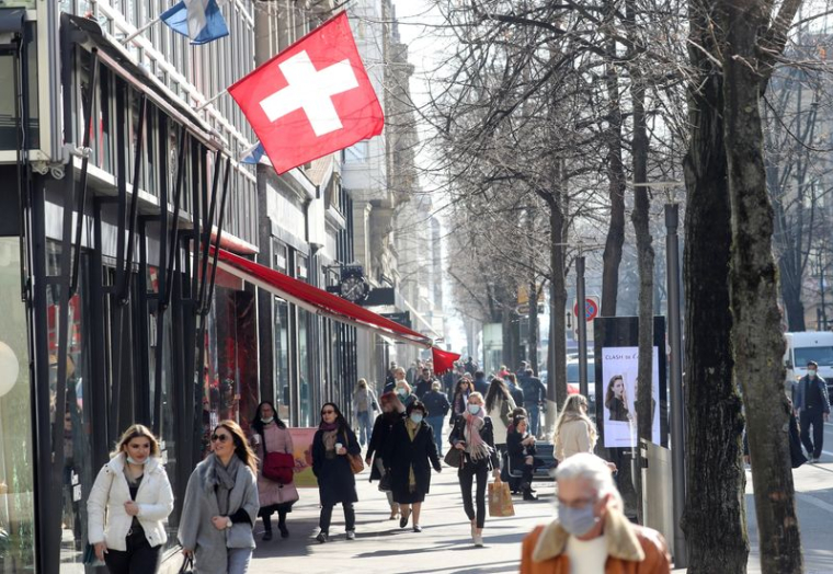 Des personnes se promènent dans la Bahnhofstrasse à Zurich