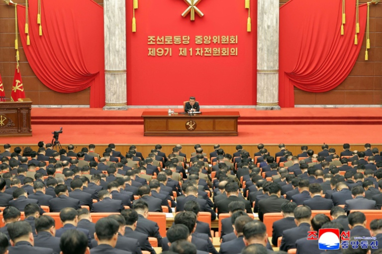 Le dirigeant nord-coréen Kim Jong Un a été reconduit dimanche au poste de secrétaire général du Parti, qui dirige le pays communiste depuis les années 1940, au 9e congrès du Parti des travailleurs de Corée, montré sur cette photo prise le 23 février 2026 et publiée le 24 février 2026 par l'agence d'Etat KCNA à Pyongyang  ( KCNA VIA KNS / STR )