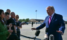 Le président américain Donald Trump s'adresse à des journalistes à la base aérienne Andrews, dans l'Etat américain du Maryland, le 10 avril 2026 ( AFP / Jim WATSON )